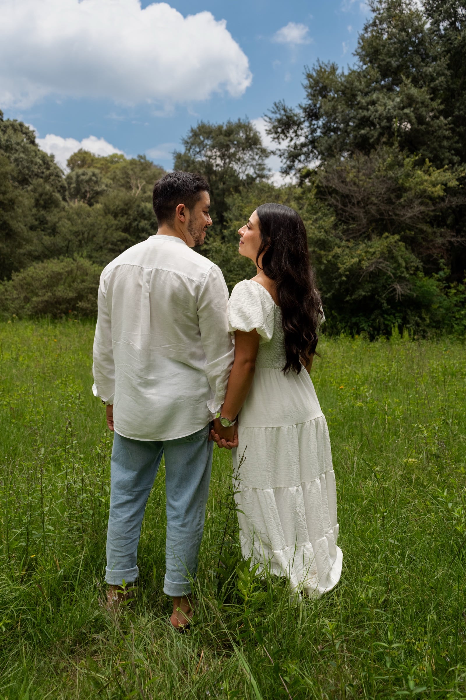 Pamela y Samuel juntos en un campo